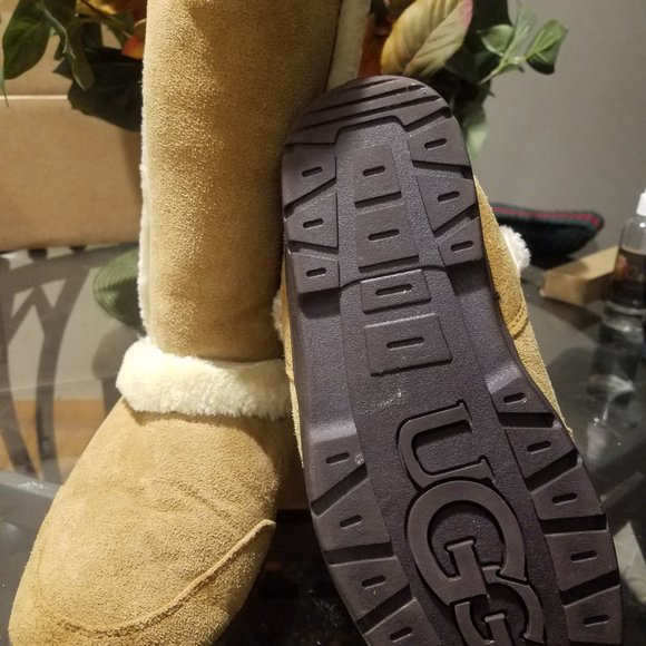 UGGs - Picture 4 of 4